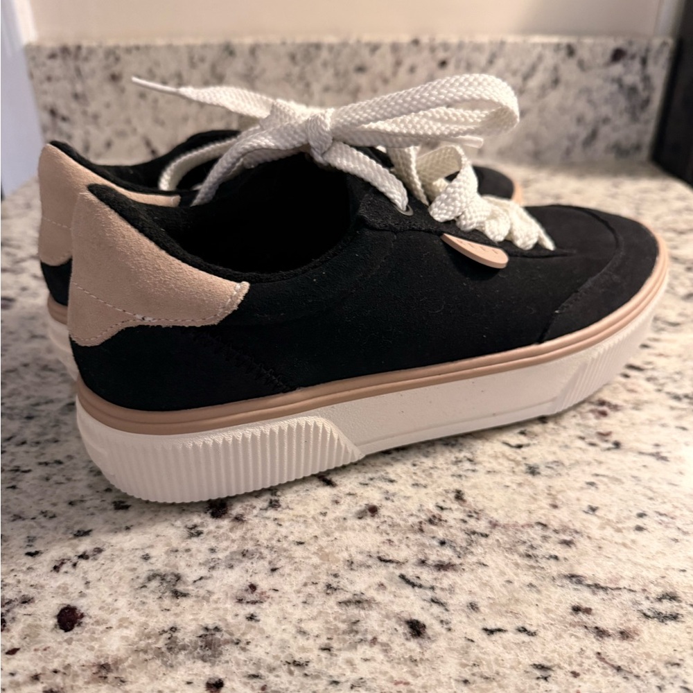 Reef Women's Black and Cream Sneakers